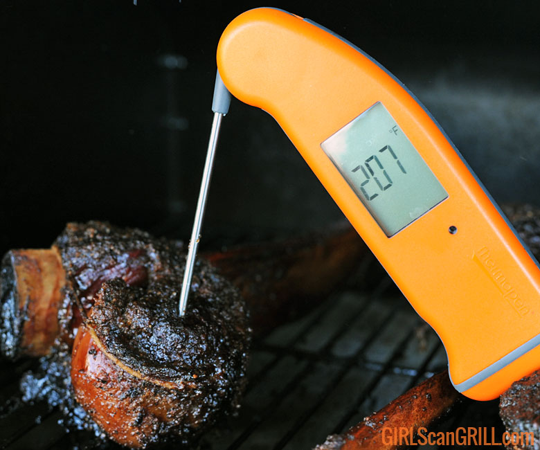 orange thermoworks thermapen testing temperature of short ribs, showing 207F degrees