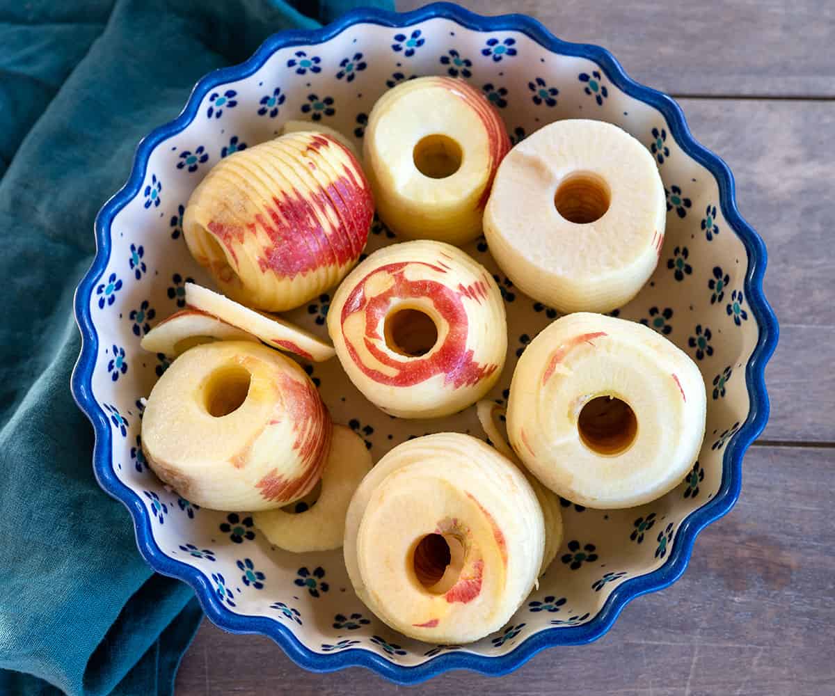 7 peeled apples in pie dish.
