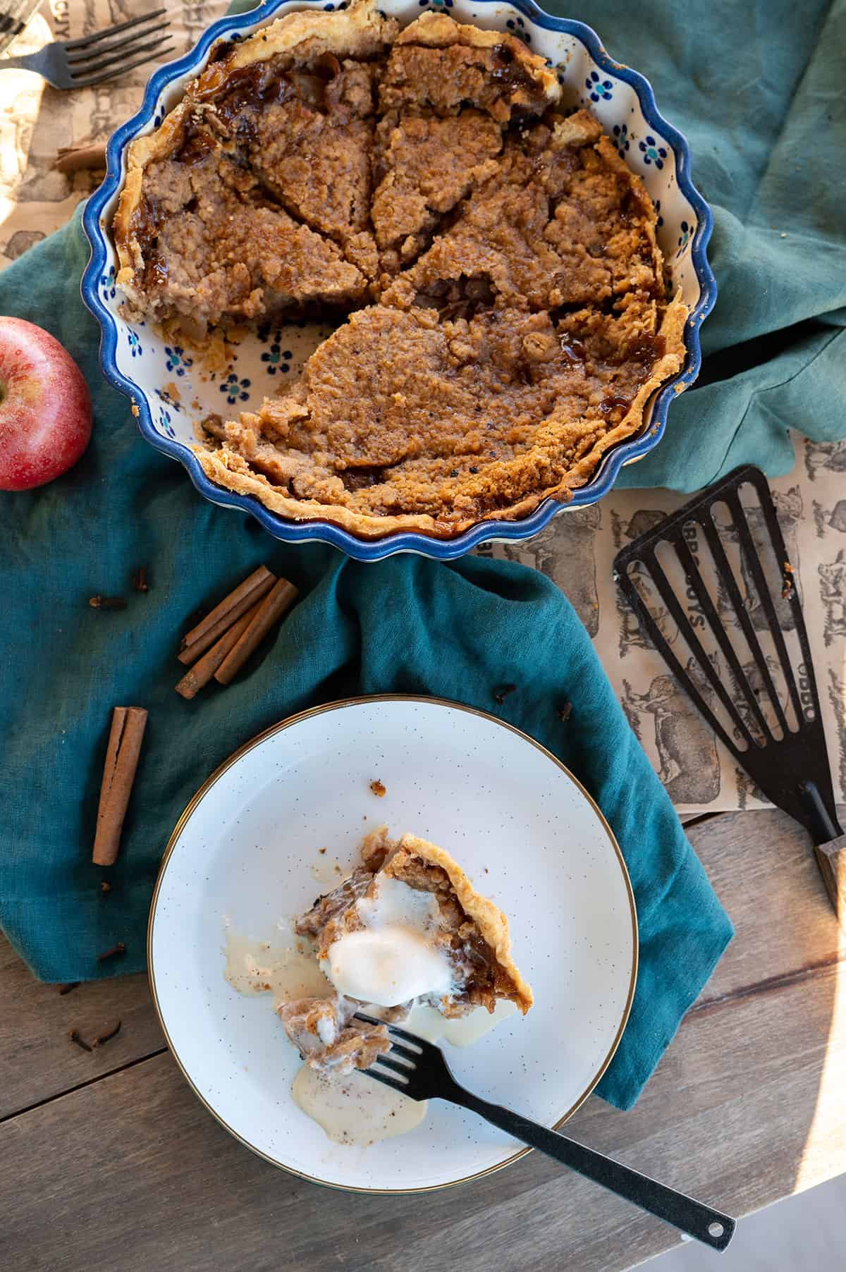 overhead of apple crumble pie.