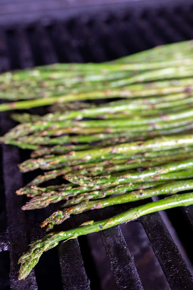 grilled asparagus on grill.
